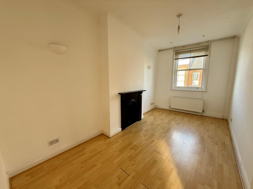 Lot: 82 - MIXED COMMERCIAL AND RESIDENTIAL INVESTMENT - Flat three living room